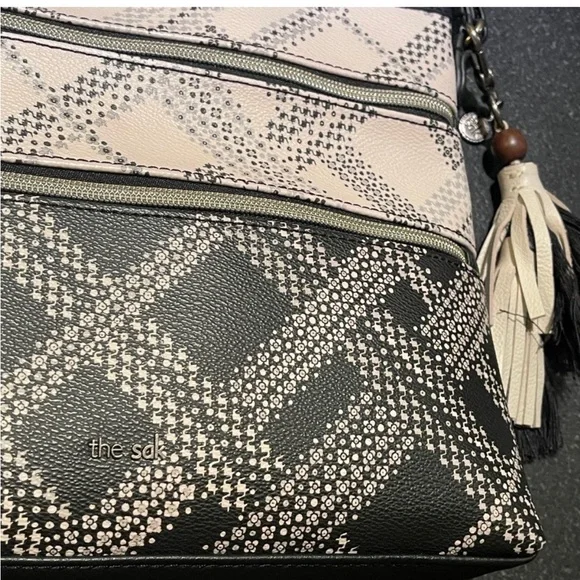 Le Sak Stylish Black and White Crossbody Bag - Picture 4 of 11